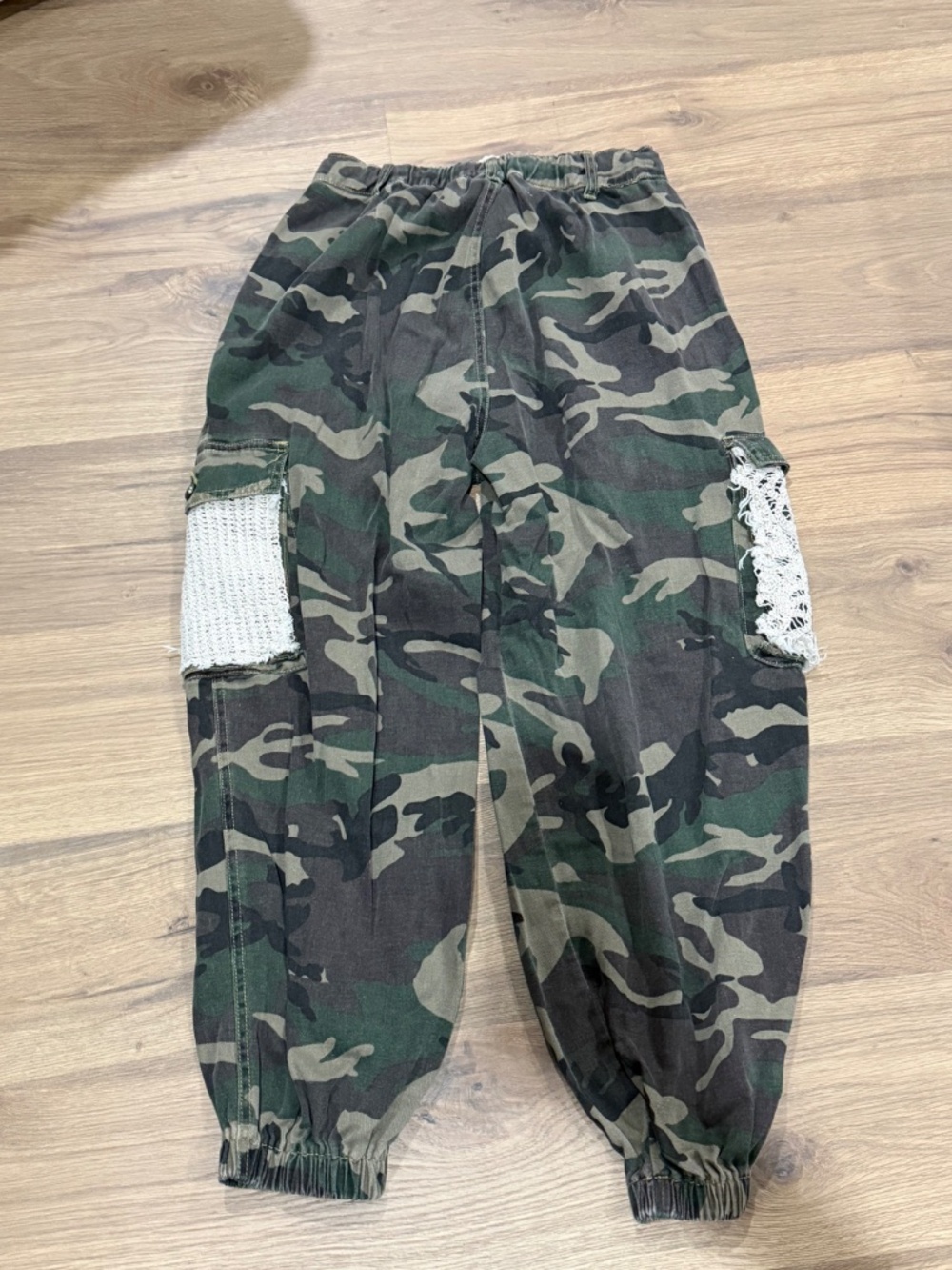 Pol camouflage and lace distressed jogger pants - Picture 9 of 10